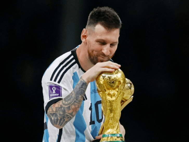 世界杯皇冠足球平台_韩媒:GOAT辩论结束世界杯皇冠足球平台,梅西成球神,最后一舞梅开二度成功杀入世界杯决赛