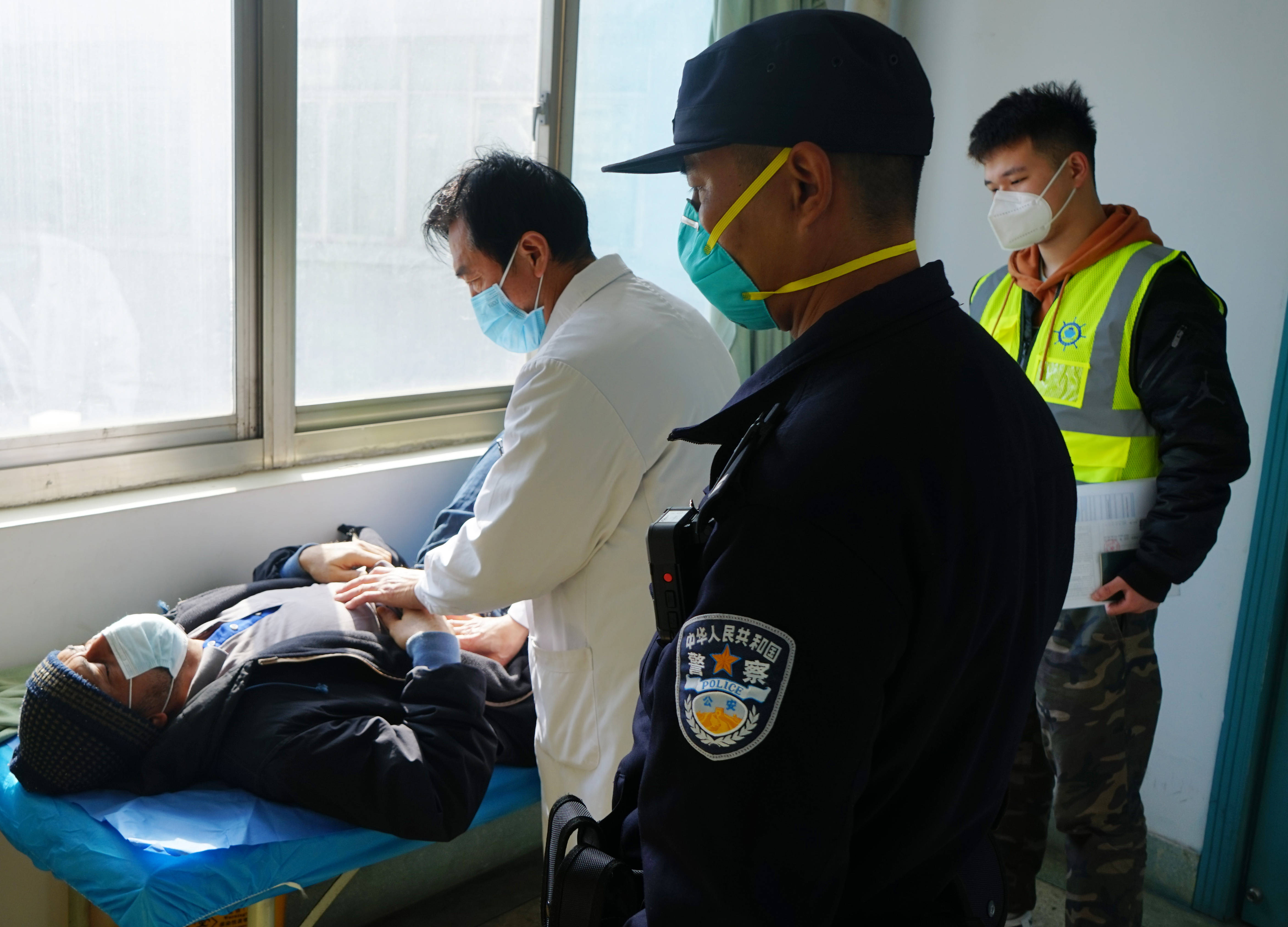 皇冠信用网登2代理_时间紧急皇冠信用网登2代理!警车变身“救护车”