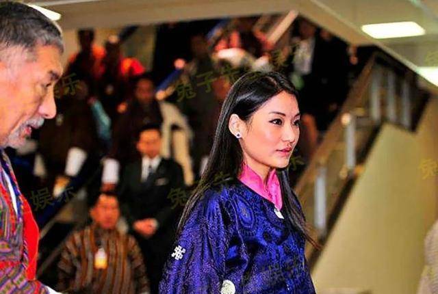 怎么注册皇冠信用盘_30岁不丹王后陪同国王赴宴怎么注册皇冠信用盘,闷声不吭下掉皇冠,情路坎坷懒得打扮