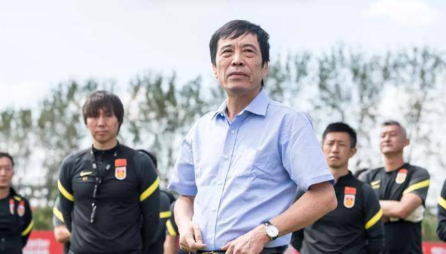 世界杯皇冠足球平台_杀回中超世界杯皇冠足球平台！这位曾经被球迷期待的“归化国际”已经抵达济南进行试训