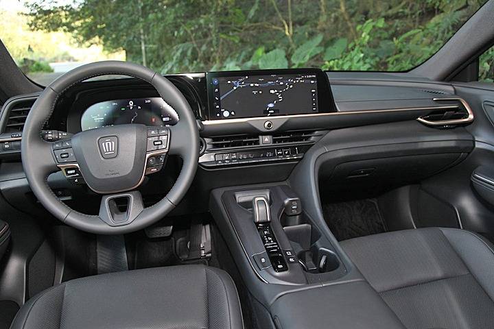 皇冠信用盘登2_雷克萨斯都忌妒的实力皇冠信用盘登2?试驾丰田全新一代皇冠