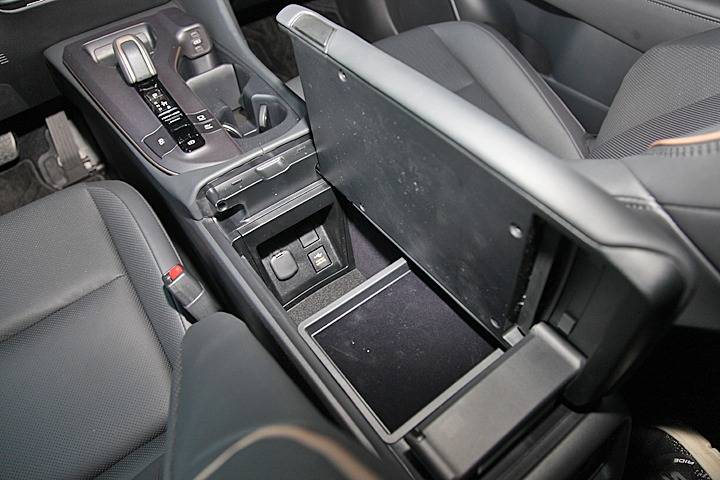 皇冠信用盘登2_雷克萨斯都忌妒的实力皇冠信用盘登2?试驾丰田全新一代皇冠