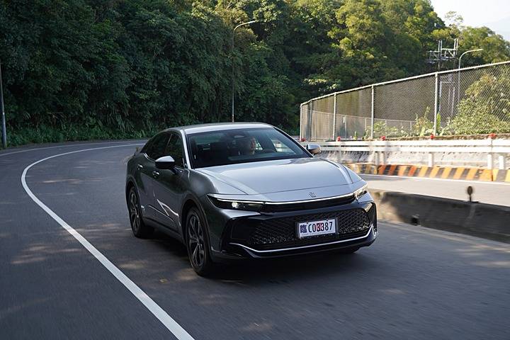 皇冠信用盘登2_雷克萨斯都忌妒的实力皇冠信用盘登2?试驾丰田全新一代皇冠