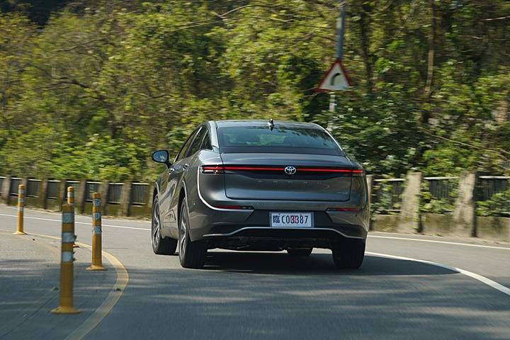 皇冠信用盘登2_雷克萨斯都忌妒的实力皇冠信用盘登2?试驾丰田全新一代皇冠