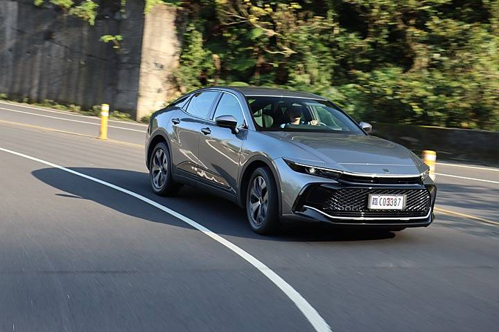 皇冠信用盘登2_雷克萨斯都忌妒的实力皇冠信用盘登2?试驾丰田全新一代皇冠