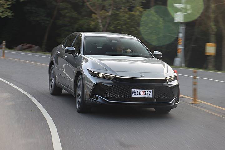 皇冠信用盘登2_雷克萨斯都忌妒的实力皇冠信用盘登2?试驾丰田全新一代皇冠