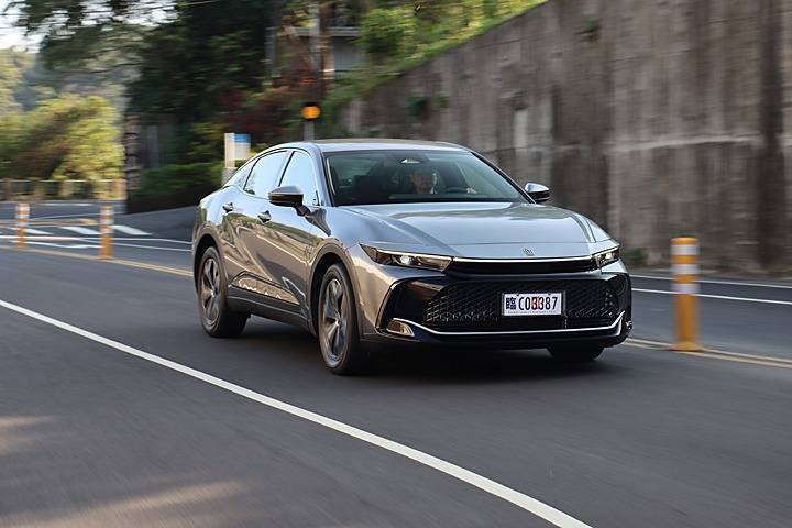 皇冠信用盘登2_雷克萨斯都忌妒的实力皇冠信用盘登2?试驾丰田全新一代皇冠