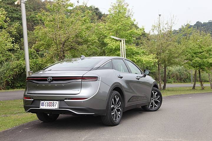 皇冠信用盘登2_雷克萨斯都忌妒的实力皇冠信用盘登2?试驾丰田全新一代皇冠