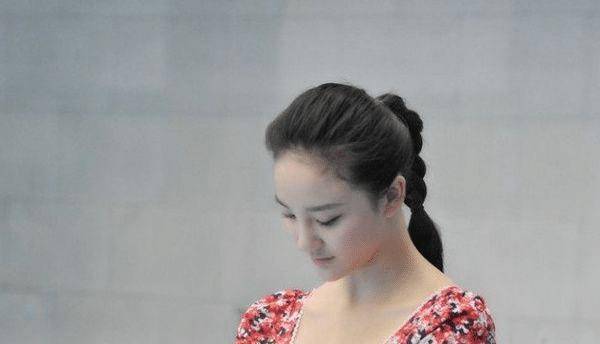 皇冠信用盘登2登3_连登3年舞台皇冠信用盘登2登3,却被女子加入,遭家暴2次堕胎,今离去未遂坚强生活