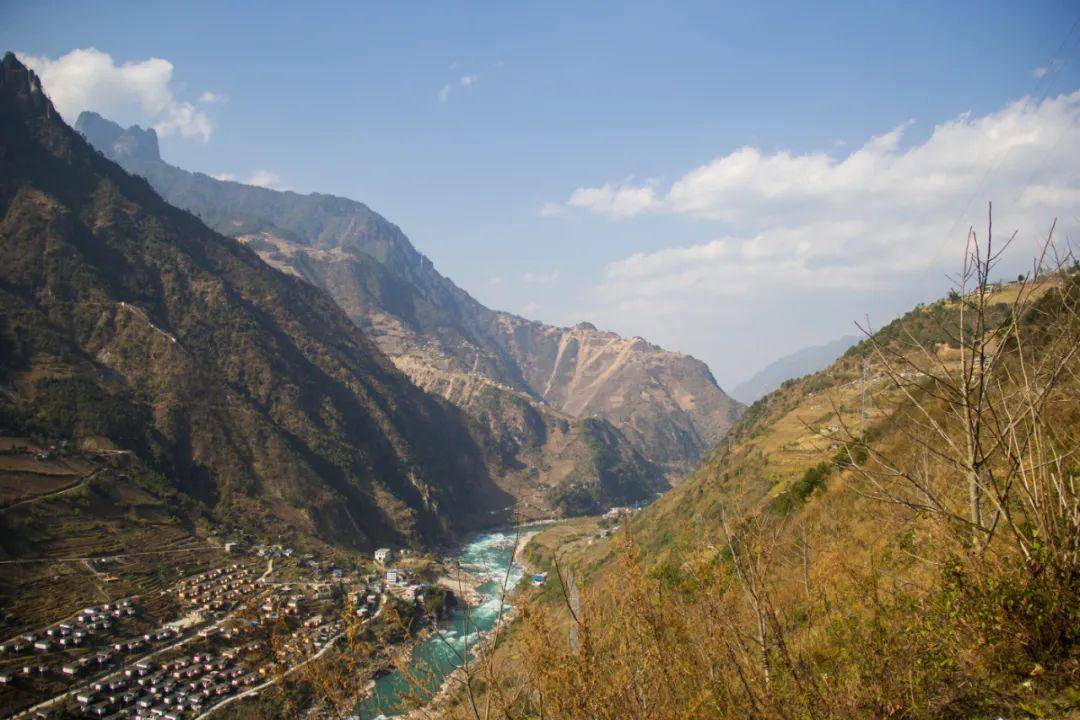 皇冠登3新2管理_太险了!怒江的村庄皇冠登3新2管理,挂在高黎贡山和碧罗雪山上,薄得就像纸片片