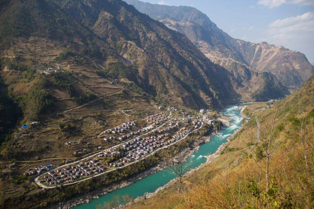 皇冠登3新2管理_太险了!怒江的村庄皇冠登3新2管理,挂在高黎贡山和碧罗雪山上,薄得就像纸片片