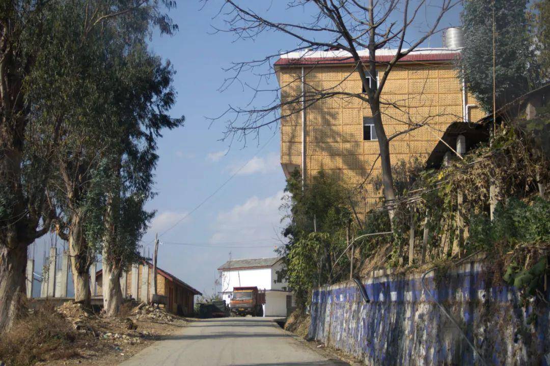 皇冠登3新2管理_太险了!怒江的村庄皇冠登3新2管理,挂在高黎贡山和碧罗雪山上,薄得就像纸片片