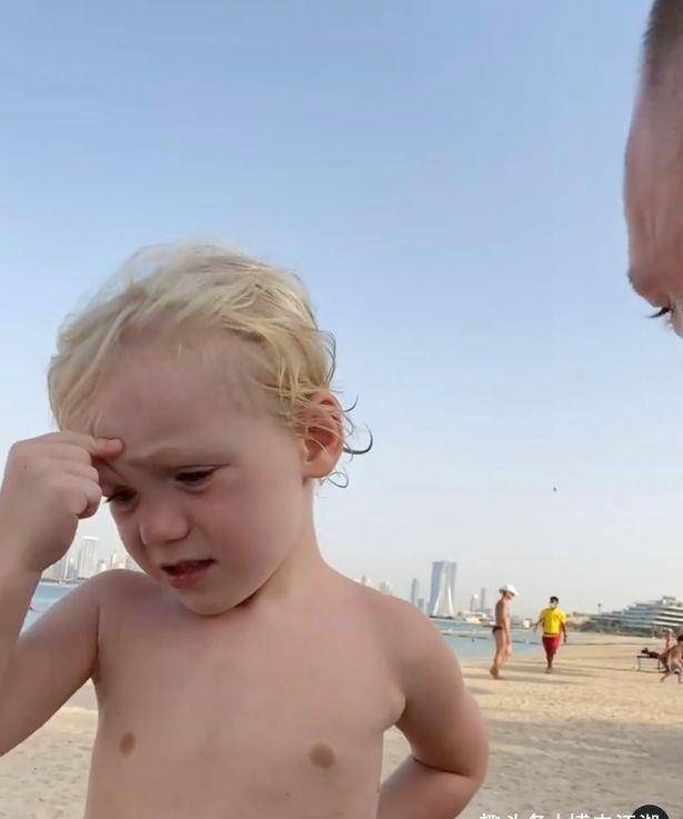 皇冠足球平台在哪里注册_虎父犬子惹人急!小嘴炮挨揍了皇冠足球平台在哪里注册,嘴炮康纳教儿子:狠狠打他的脸