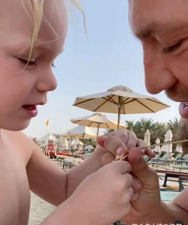 皇冠足球平台在哪里注册_虎父犬子惹人急!小嘴炮挨揍了皇冠足球平台在哪里注册,嘴炮康纳教儿子:狠狠打他的脸