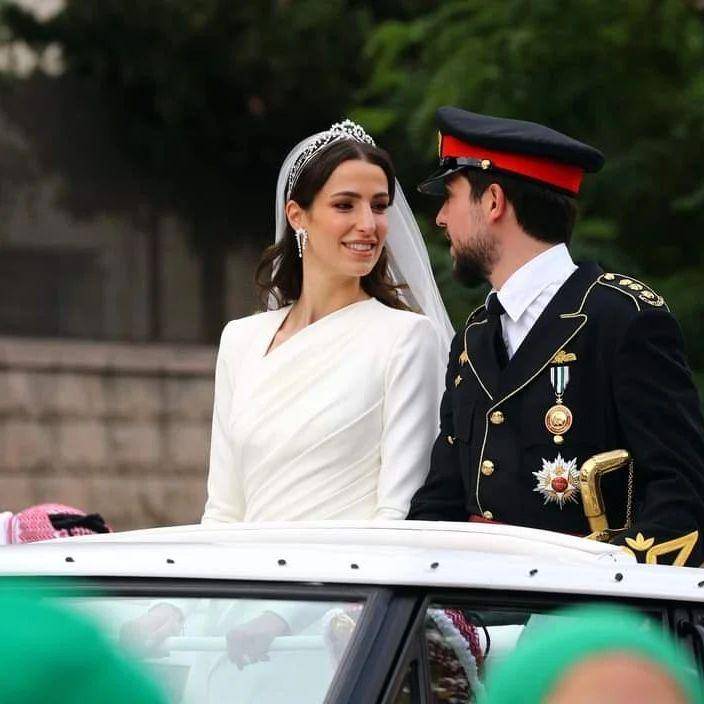 皇冠信用盘怎么注册_不丹王后这次输了!佩戴超小的钻石发箍太寒碜皇冠信用盘怎么注册,粉色传统服饰很嫩