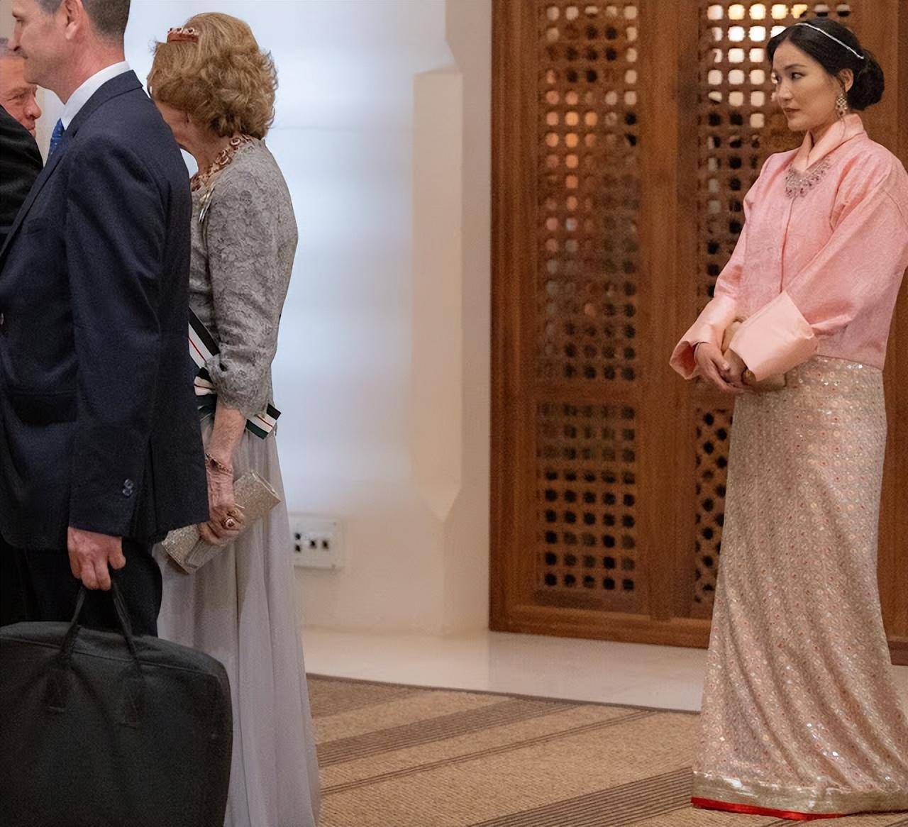 皇冠信用盘怎么注册_不丹王后这次输了!佩戴超小的钻石发箍太寒碜皇冠信用盘怎么注册,粉色传统服饰很嫩