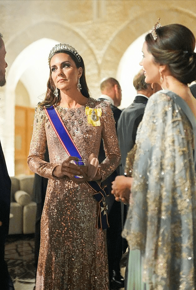 皇冠信用盘怎么注册_不丹王后这次输了!佩戴超小的钻石发箍太寒碜皇冠信用盘怎么注册,粉色传统服饰很嫩