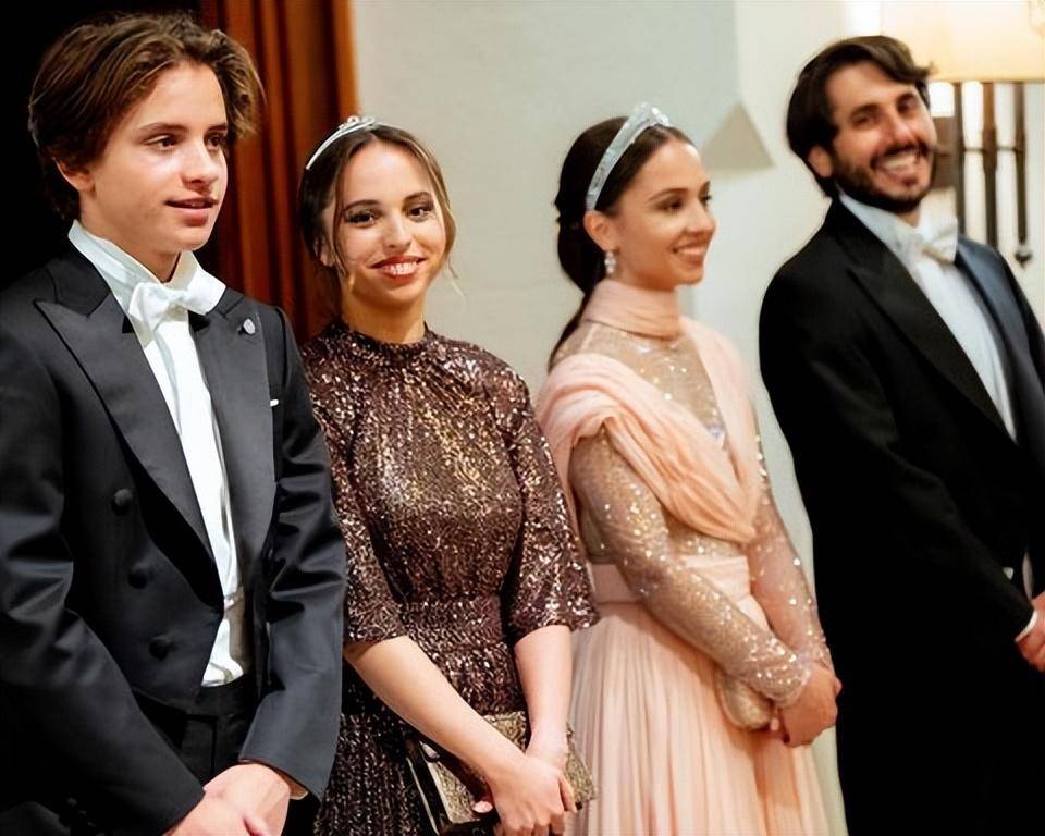 皇冠信用盘怎么注册_不丹王后这次输了!佩戴超小的钻石发箍太寒碜皇冠信用盘怎么注册,粉色传统服饰很嫩