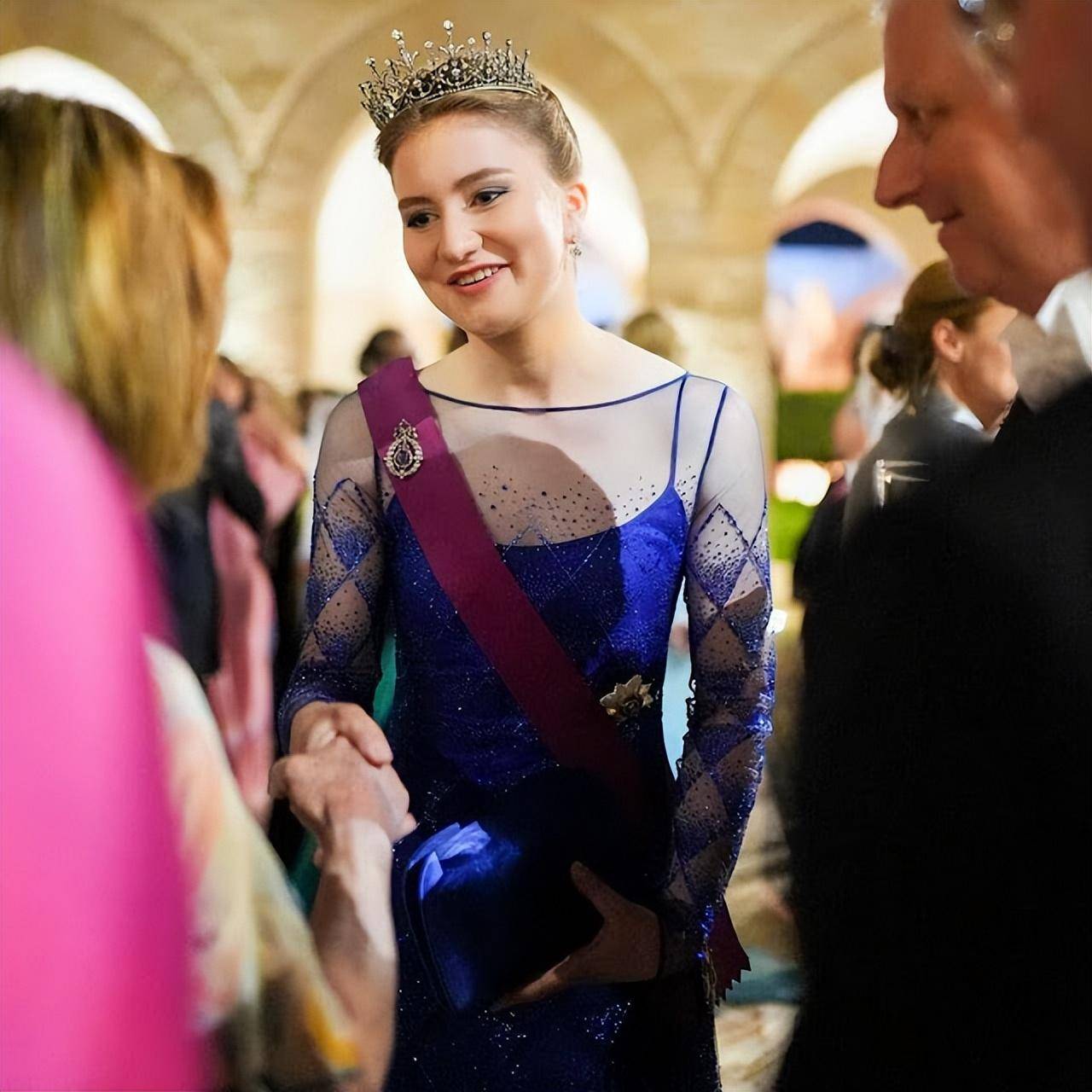 皇冠信用盘怎么注册_不丹王后这次输了!佩戴超小的钻石发箍太寒碜皇冠信用盘怎么注册,粉色传统服饰很嫩