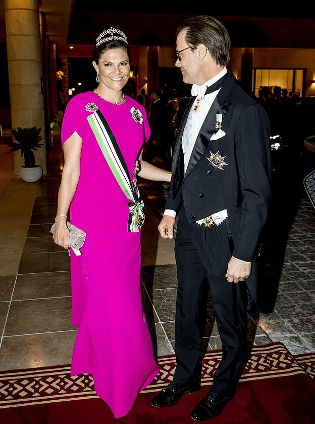 皇冠信用盘怎么注册_不丹王后这次输了!佩戴超小的钻石发箍太寒碜皇冠信用盘怎么注册,粉色传统服饰很嫩