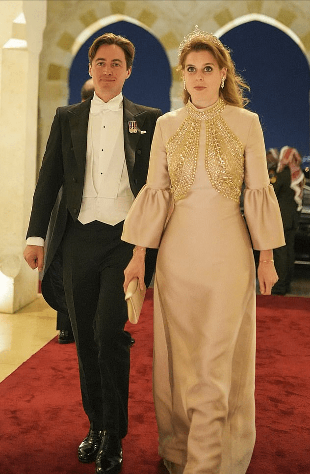 皇冠信用盘怎么注册_不丹王后这次输了!佩戴超小的钻石发箍太寒碜皇冠信用盘怎么注册,粉色传统服饰很嫩