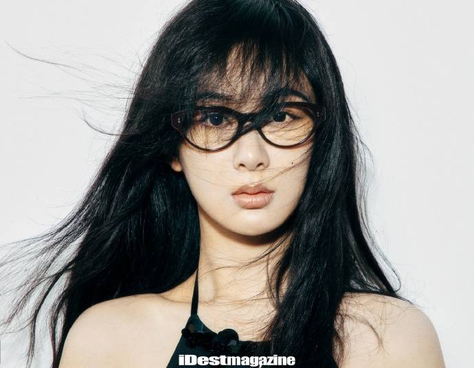 皇冠信用网登1_杨紫登杂志封面遭酸「门槛好低」 官方1句话回呛全网叫好