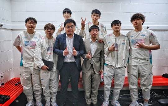 皇冠信用网会员账号_BLG全员续费百年大会员皇冠信用网会员账号,账号能当传家宝;Gumayusi回国入职网咖