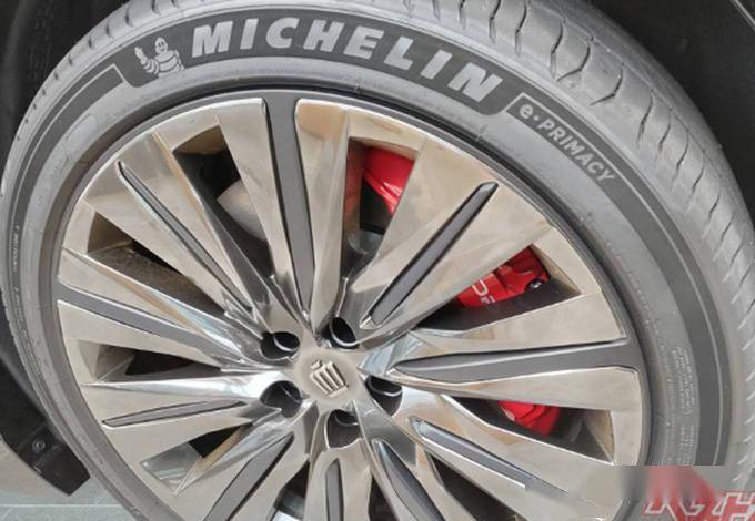 世界杯皇冠平台_丰田皇冠全新SUV到店实拍世界杯皇冠平台!国产与汉兰达同平台打造