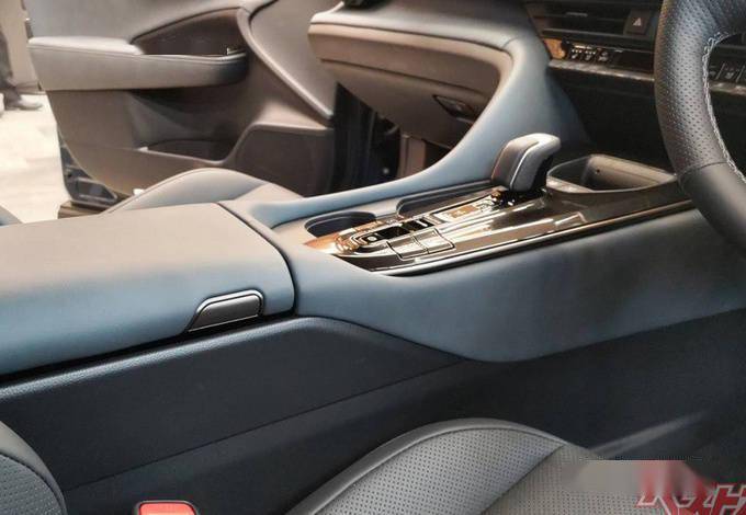 世界杯皇冠平台_丰田皇冠全新SUV到店实拍世界杯皇冠平台!国产与汉兰达同平台打造