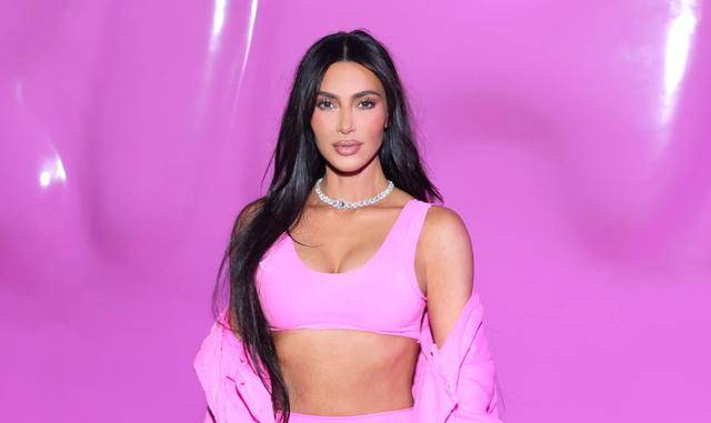 欧洲杯足球_金·卡戴珊赴欧洲杯欧洲杯足球,痴迷足球魅力猛男