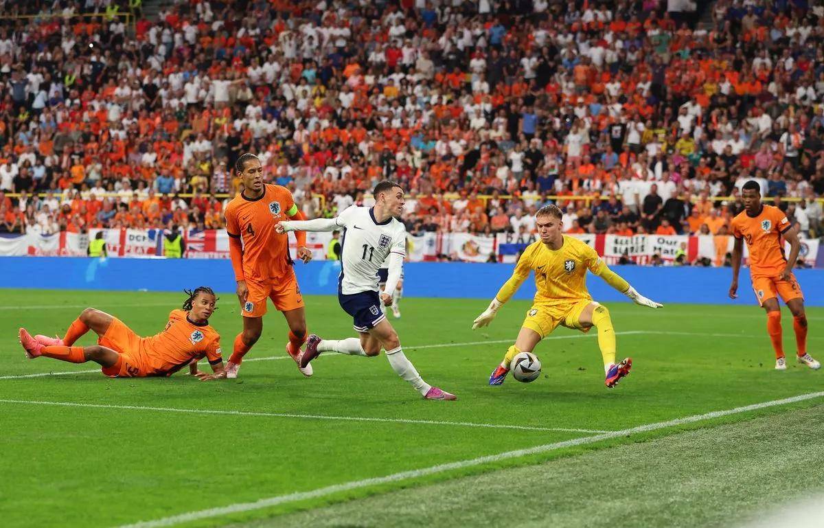 皇冠登1登2登3出租_2-1!欧洲杯绝杀书写传奇:西蒙斯抢眼皇冠登1登2登3出租,赖斯梦游,福登超神