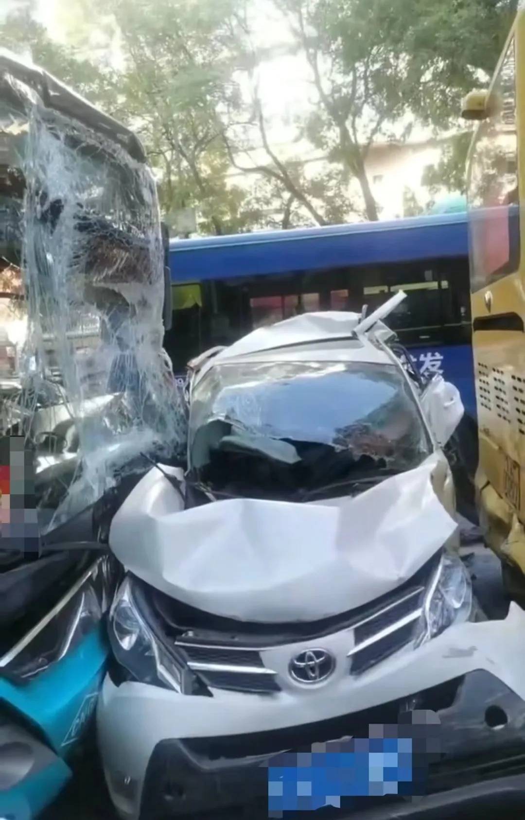 皇冠信用网代理注册_兰州一公交车与多车相撞皇冠信用网代理注册,目击者称“一私家车已变形”!警方通报