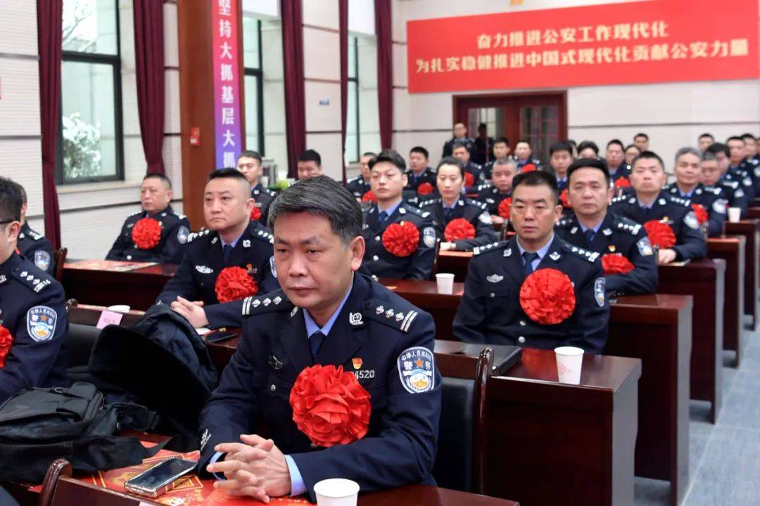 皇冠信用网押金多少_深夜皇冠信用网押金多少,派出所所长昏倒在副所长寝室门外……