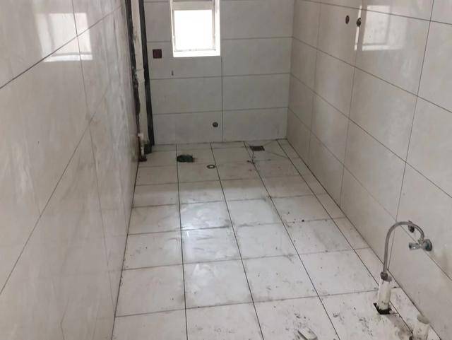 皇冠信用平台出租出售_海淀一居民阳台屋顶频繁漏水皇冠信用平台出租出售,竟是楼上把阳台改成了卫生间