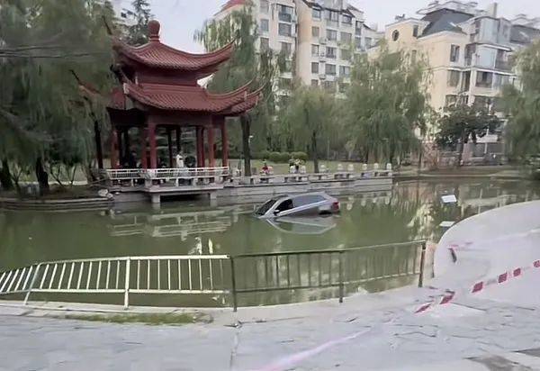 皇冠信用網出租代理_事发上海一小区!男子倒车时皇冠信用網出租代理,突然冲入景观河……