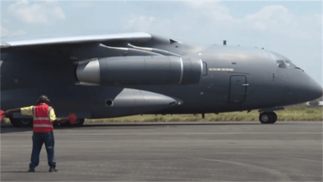 介绍个信用網网址_2架运20飞出国门介绍个信用網网址,机门一开,数百名全副武装的解放军,蜂拥而出