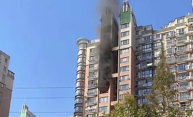 皇冠信用网平台_上海15层住宅突发大火!窗框烧至掉落皇冠信用网平台,周边交通管制,官方最新通报