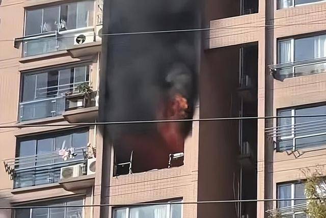 皇冠信用网平台_上海15层住宅突发大火!窗框烧至掉落皇冠信用网平台,周边交通管制,官方最新通报