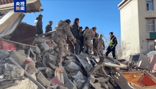 Crown Credit Disc Football Rental_90多岁奶奶被救出Crown Credit Disc Football Rental，直击西藏地震救援现场→