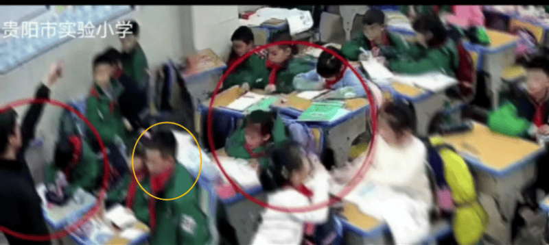 皇冠信用网账号注册_8岁女生教室内遭多名同学欺凌殴打皇冠信用网账号注册,班主任在讲台低头改作业