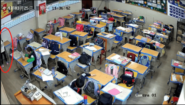 皇冠信用网账号注册_8岁女生教室内遭多名同学欺凌殴打皇冠信用网账号注册,班主任在讲台低头改作业