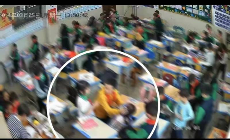 皇冠信用网账号注册_8岁女生教室内遭多名同学欺凌殴打皇冠信用网账号注册,班主任在讲台低头改作业
