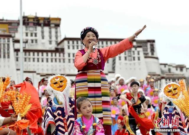 世界杯皇冠足球平台_88岁的她坐轮椅出现在春晚世界杯皇冠足球平台,全场泪目!