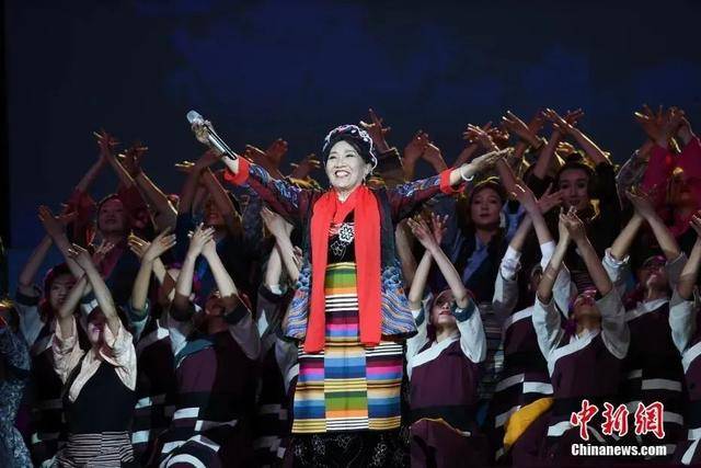 世界杯皇冠足球平台_88岁的她坐轮椅出现在春晚世界杯皇冠足球平台,全场泪目!