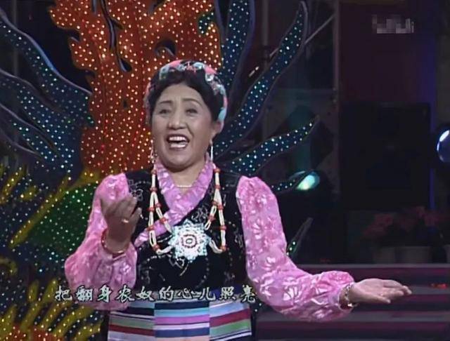 世界杯皇冠足球平台_88岁的她坐轮椅出现在春晚世界杯皇冠足球平台,全场泪目!