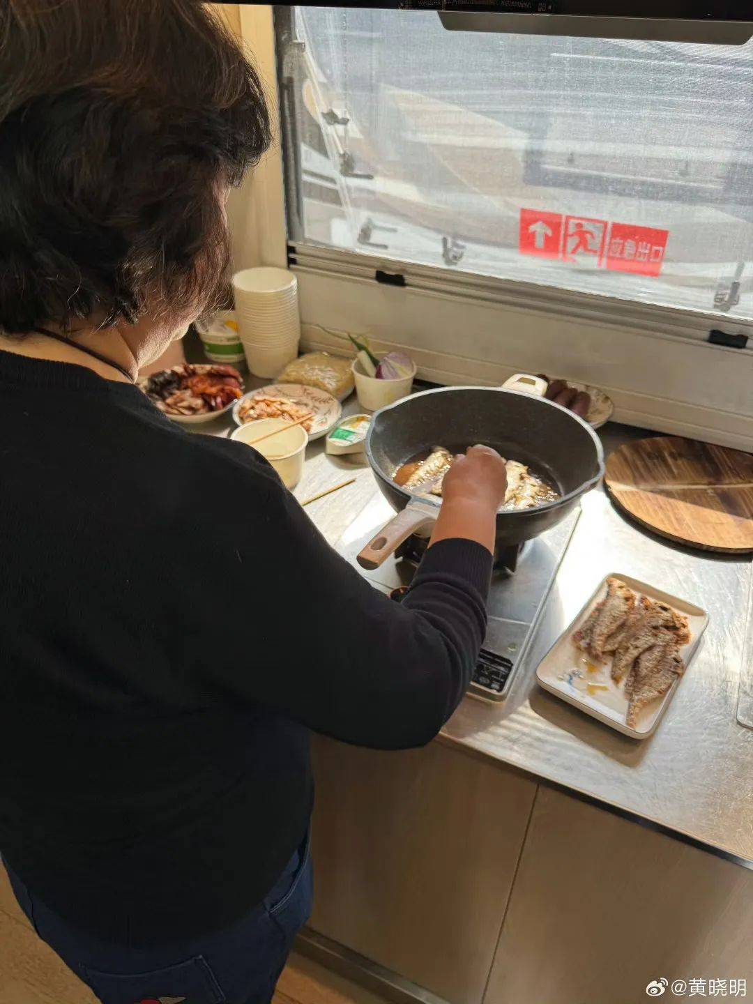 皇冠足球平台代理_黄晓明晒妈妈炸的鱼皇冠足球平台代理!“是幸福的味道”