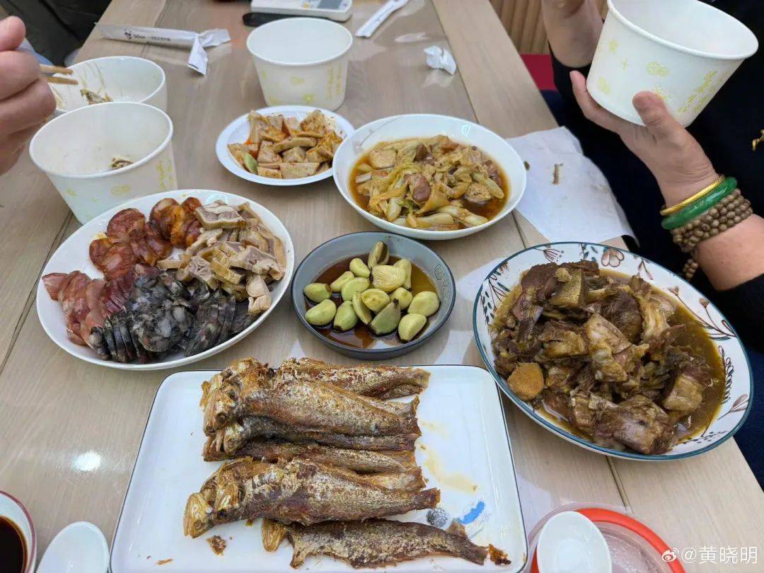 皇冠足球平台代理_黄晓明晒妈妈炸的鱼皇冠足球平台代理!“是幸福的味道”
