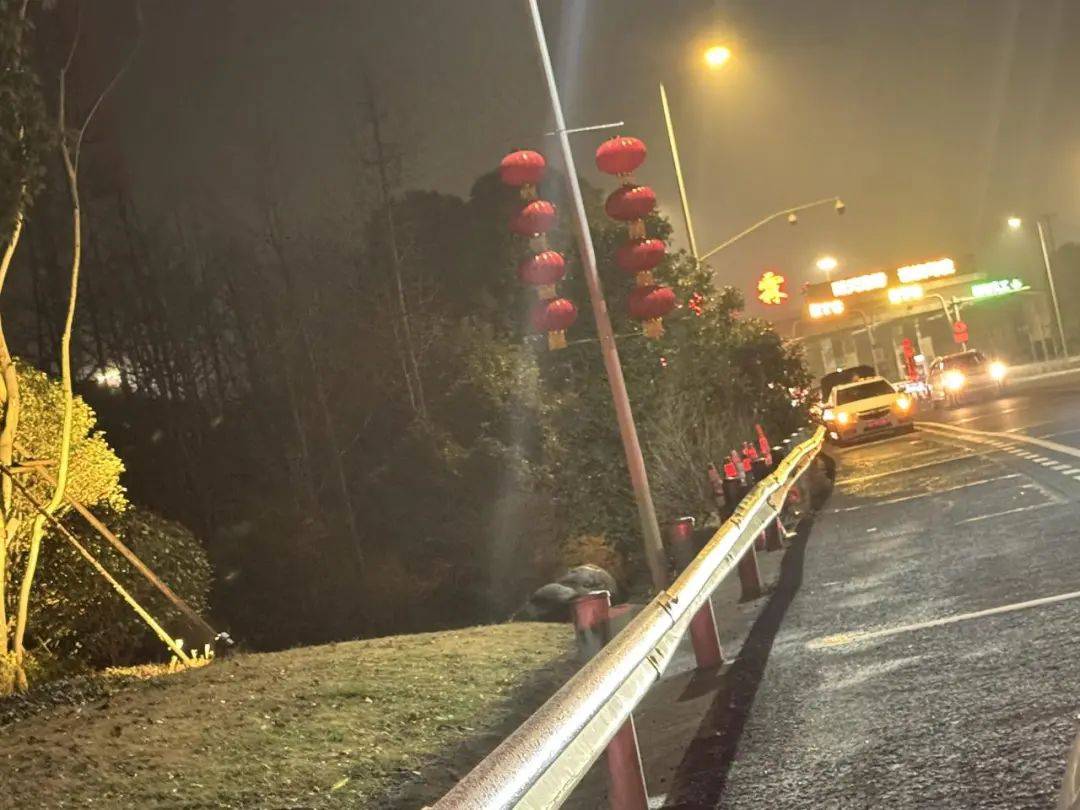 皇冠信用网在线申请_多个入口关闭皇冠信用网在线申请,排队7公里以上!回杭网友崩溃:连服务区都出不去