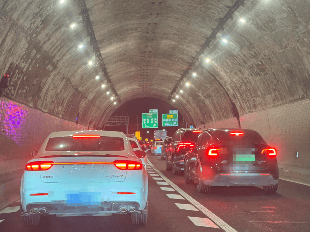 皇冠信用网在线申请_多个入口关闭皇冠信用网在线申请,排队7公里以上!回杭网友崩溃:连服务区都出不去