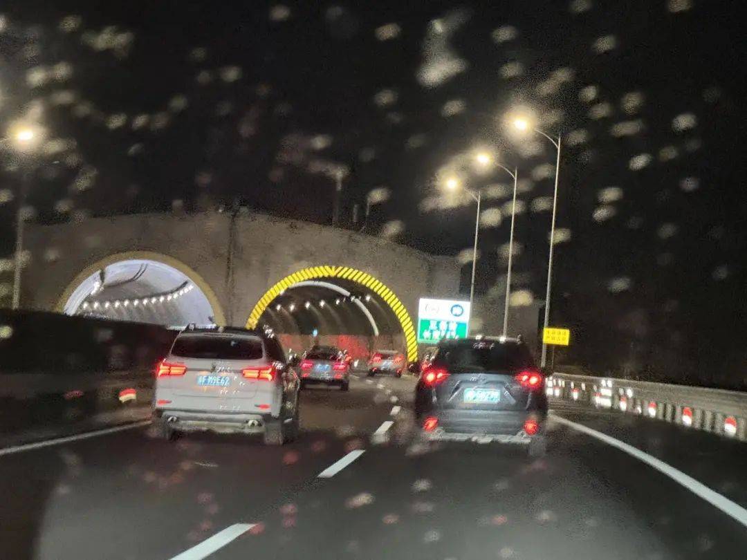 皇冠信用网在线申请_多个入口关闭皇冠信用网在线申请,排队7公里以上!回杭网友崩溃:连服务区都出不去